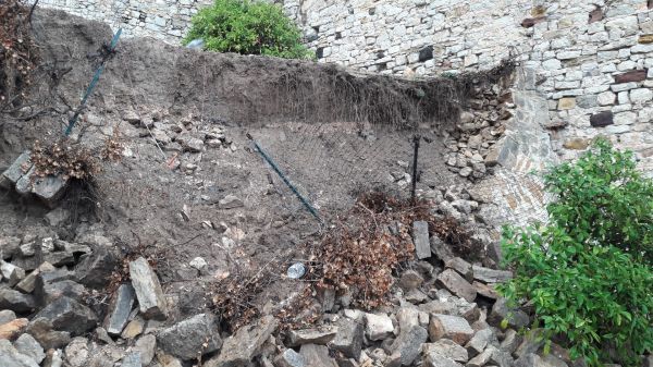 répartion vieux mur en pierres au chateau féodal d'ollioules dans le var en région PACA